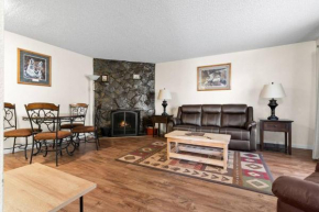 Alaskan WolfDen Close to airport centrally located